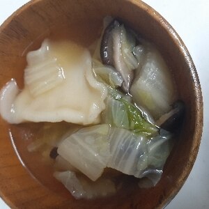 白菜と椎茸の水餃子スープ